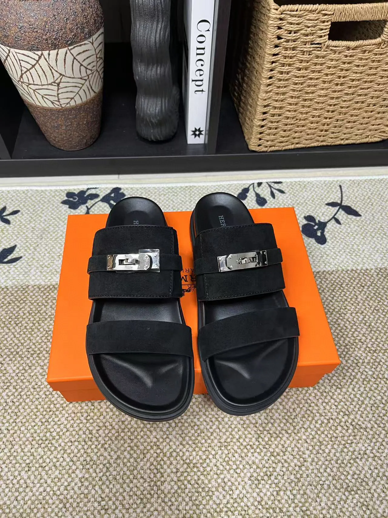 Factory price: 340💰Long-term availability Hermes men's Kazimir slippers for couples - top quality, Hermès woven calfskin functional sandals. The interwoven upper inspired by the "H" iconic pattern creates a casual look, which can be said to be a good companion for summer. Imported cowhide + cowhide lining + TU men's shoes💰Outsole Size: 35-46